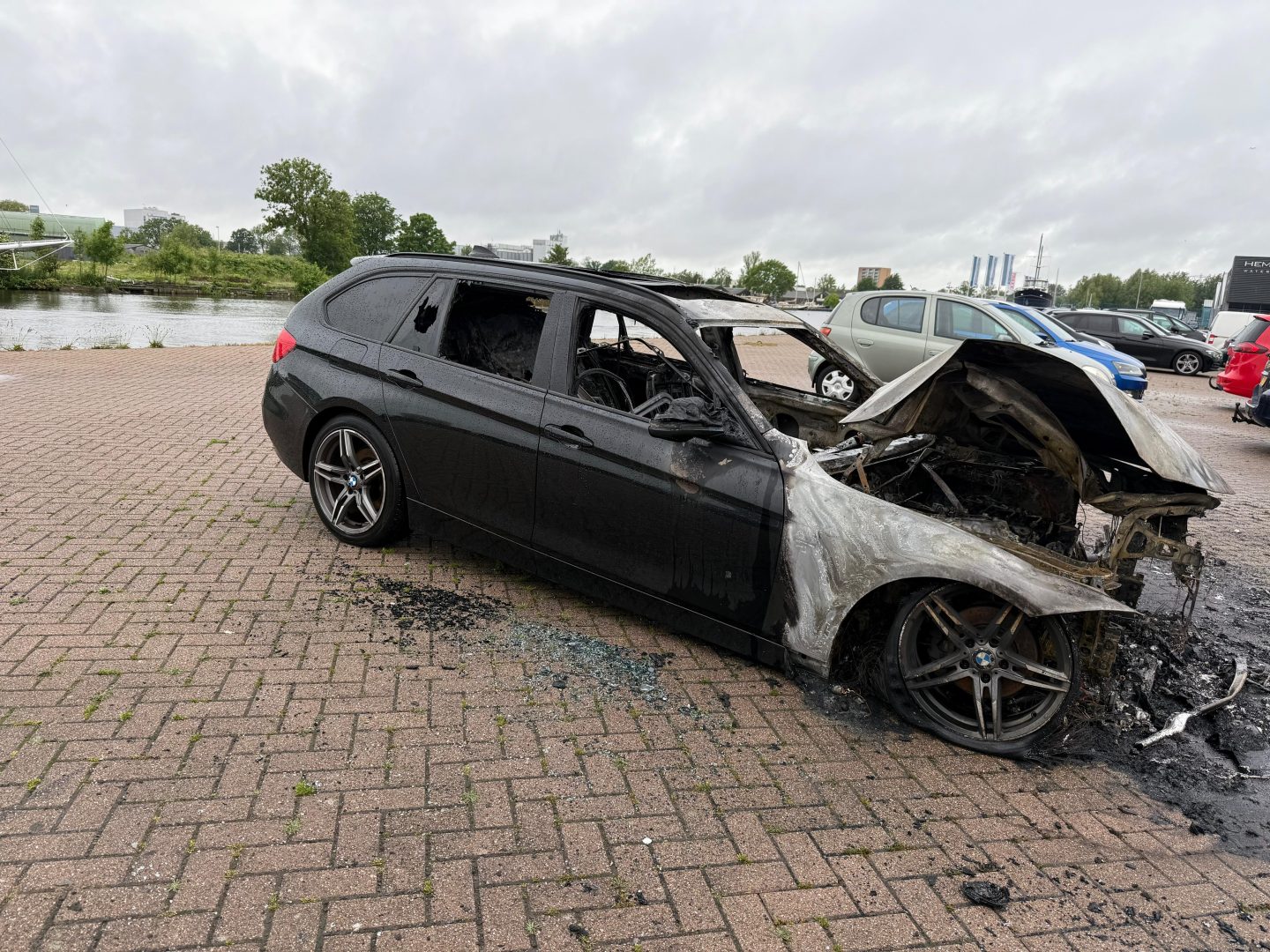Auto verwoest door brand op industrieterrein