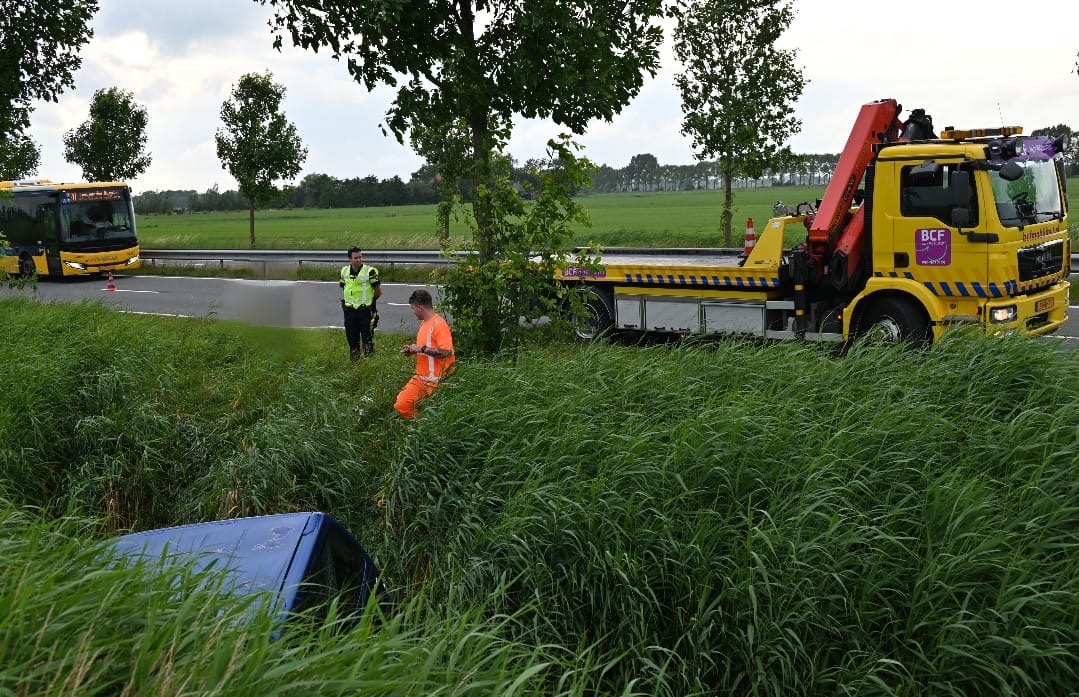 Automobilist rijdt de sloot in aan de Harlingerstraatweg