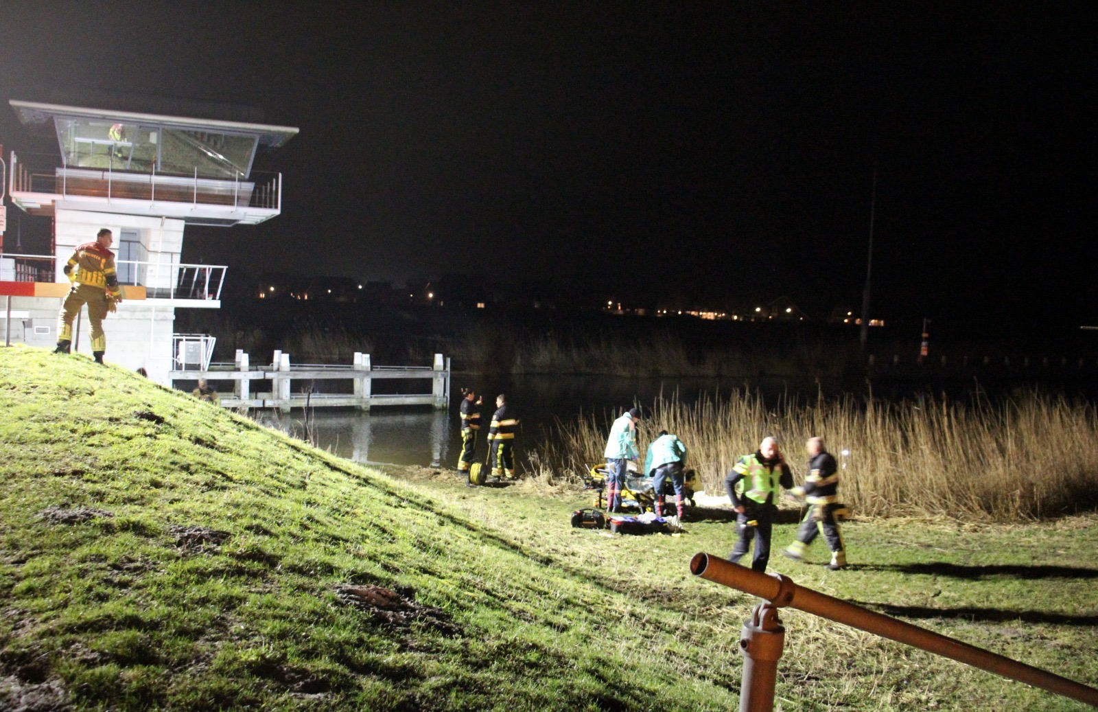 Langdurige zoekactie naar persoon in water Wergea