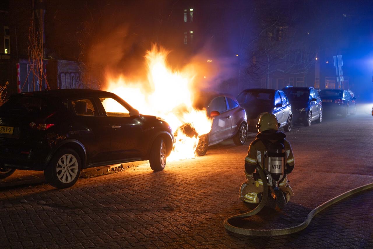 Geparkeerde auto uitgebrand