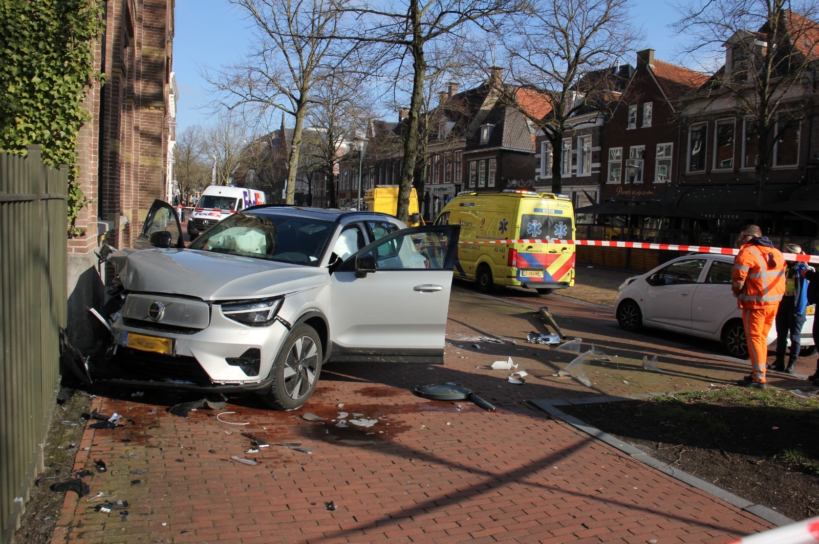 Automobilist rijdt tegen gevel na vermoedelijke onwelwording