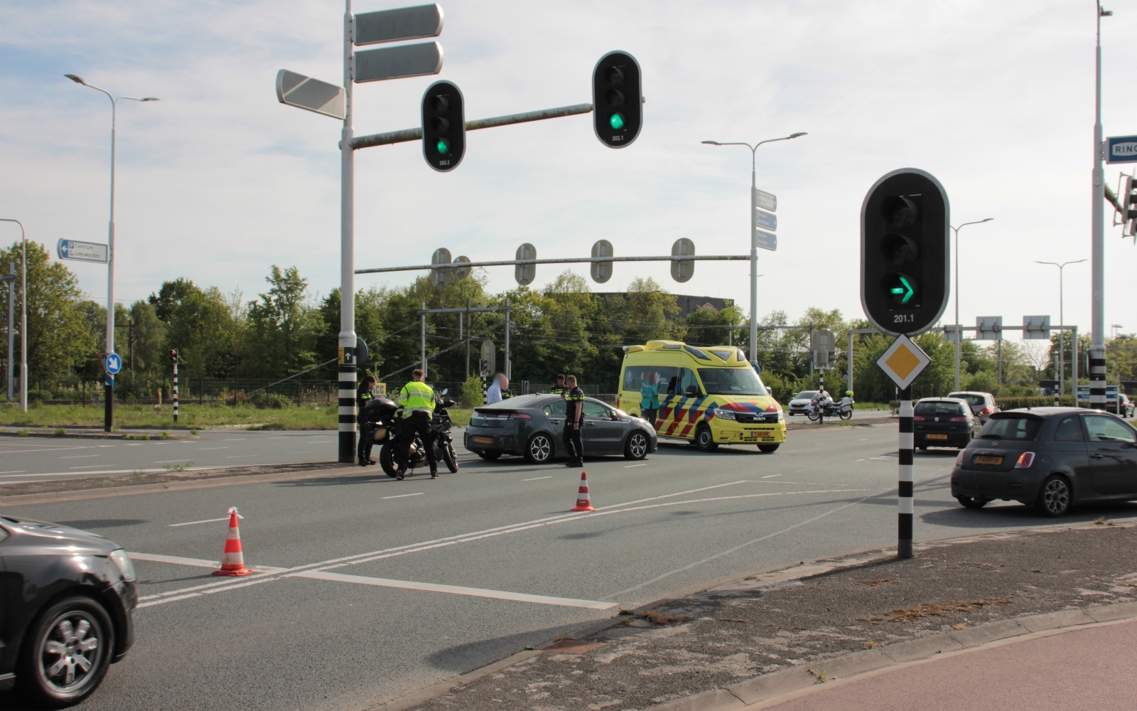 Automobilist botst op ambulance bij verkeerslichten