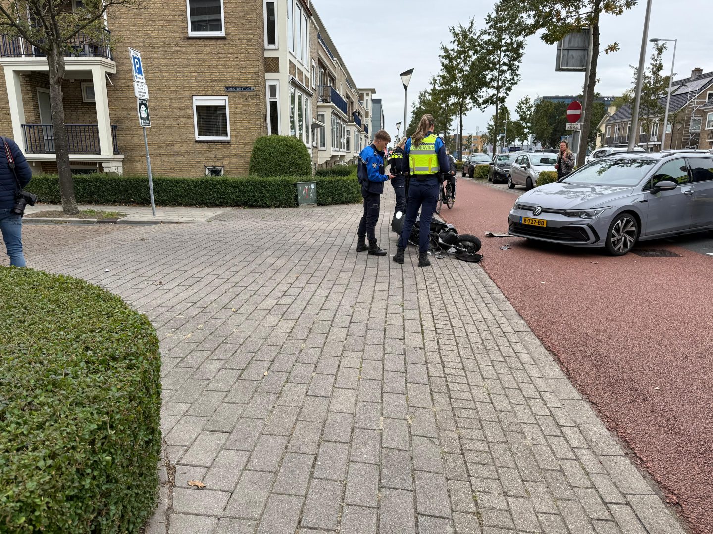 Scooter en auto in botsing