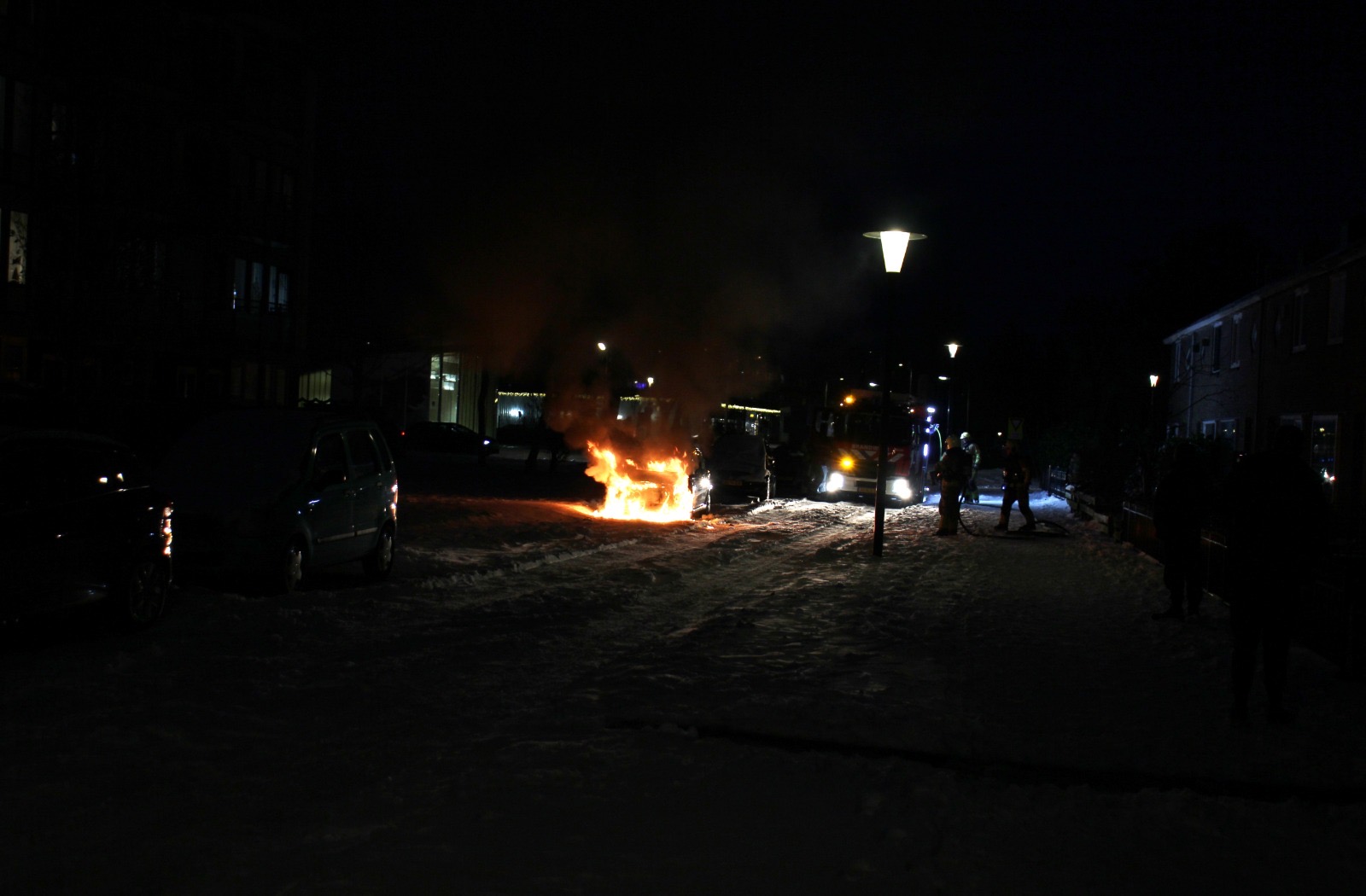 Geparkeerde auto in lichterlaaie