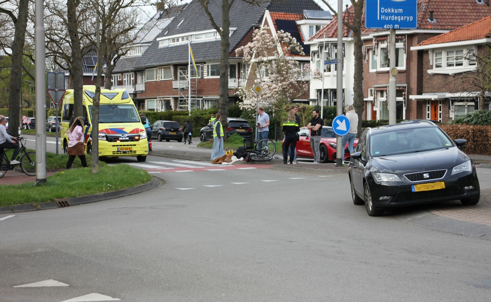 Meisje op fiets aangereden door auto op rotonde