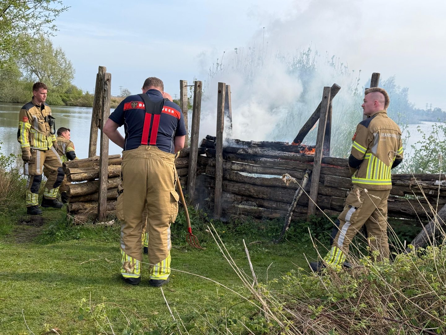 Scherm van boomstammen in brand gestoken in natuurgebied
