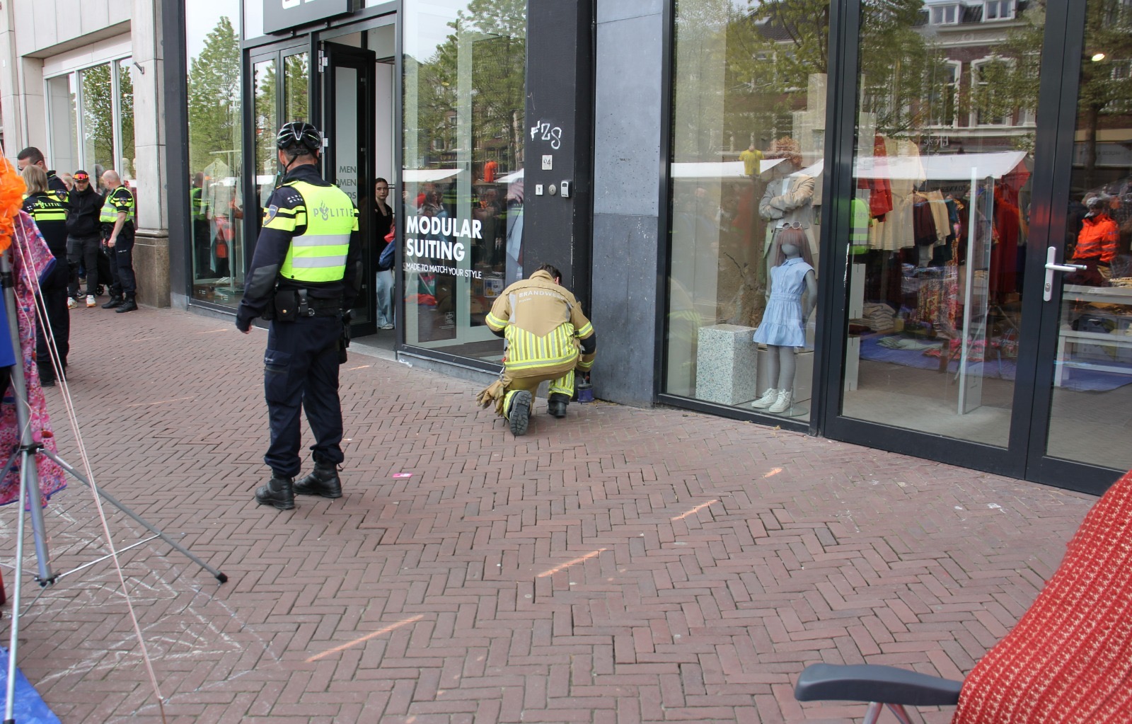 Gaslucht door gasbrandertje bij winkel in centrum Leeuwarden tijdens koningsdag drukte