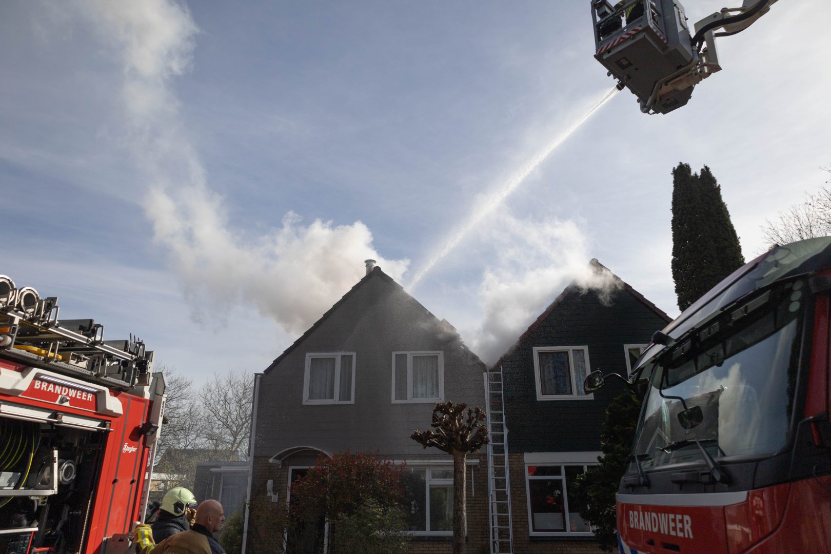 Flinke schade door uitslaande woningbrand in Stiens