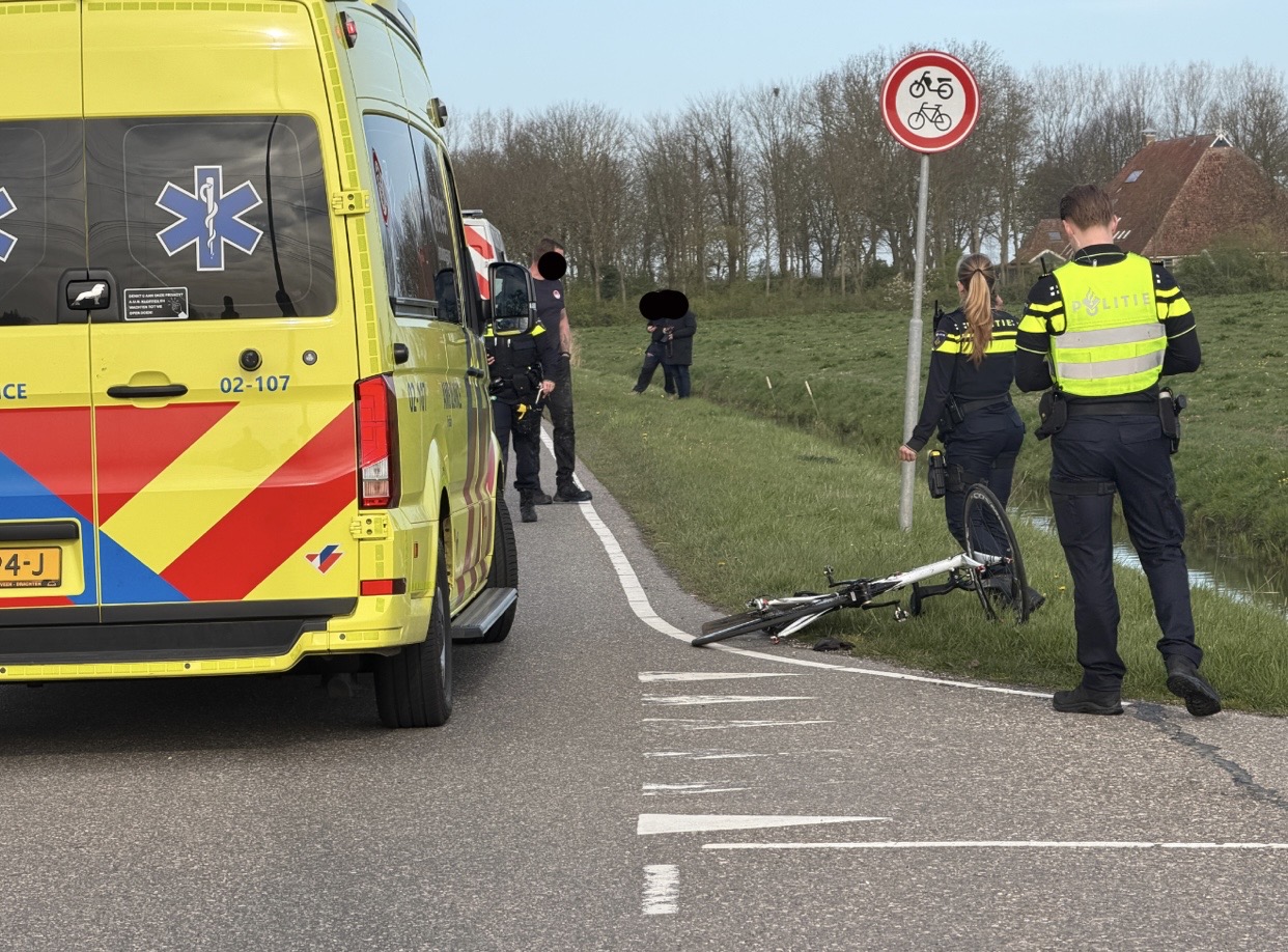 Wielrenner belandt in sloot na botsing met busje