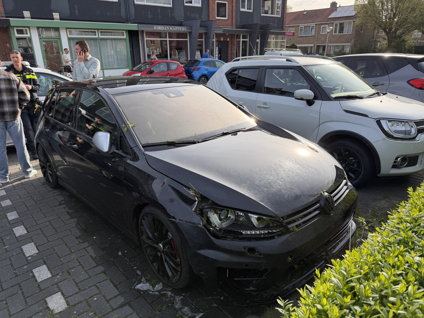 Auto rijdt bosjes uit de grond op de Valeriusstraat