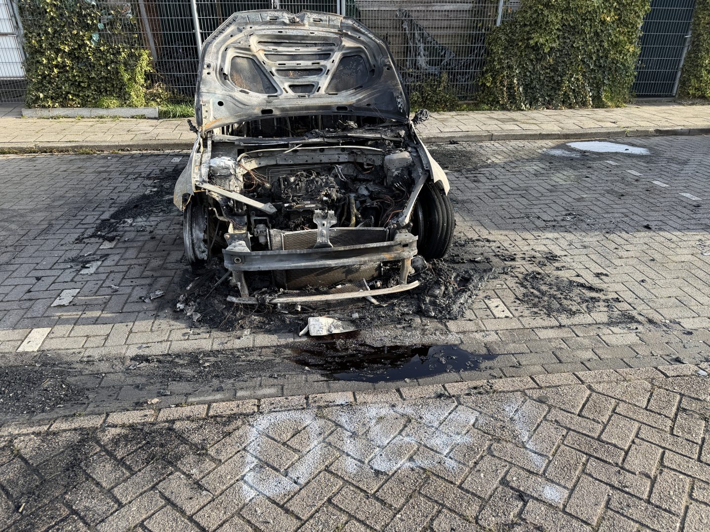 Auto volledig uitgebrand na brandstichting