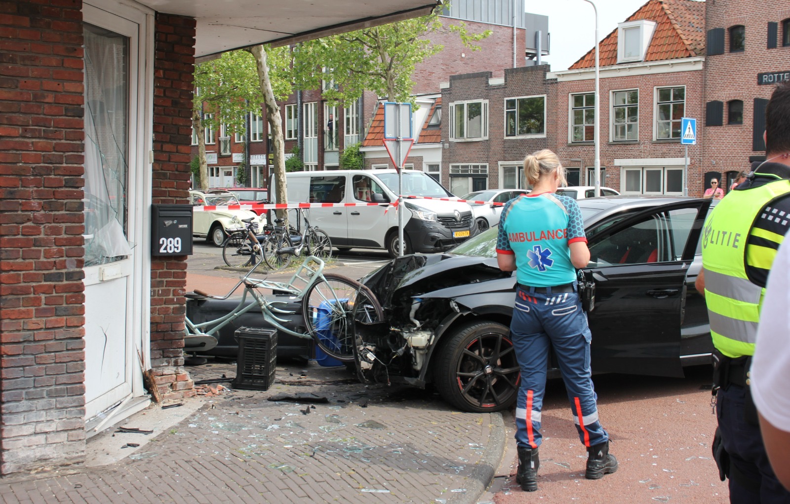 Auto ramt gevel gebouw bij drukke rotonde