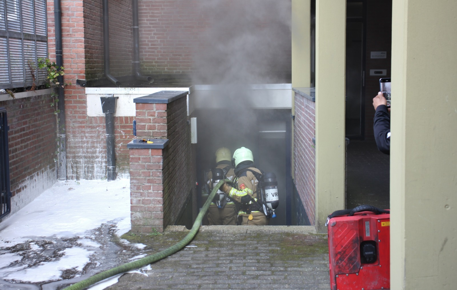 Felle brand in kelder van flatgebouw centrum
