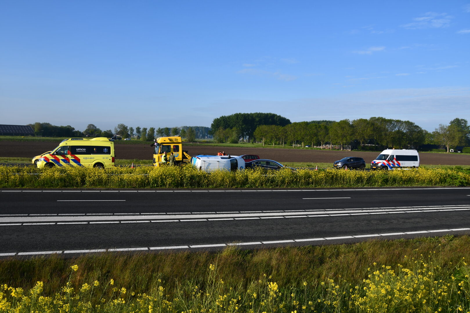 Bestelbus op zijkant op N31 bij Marsum