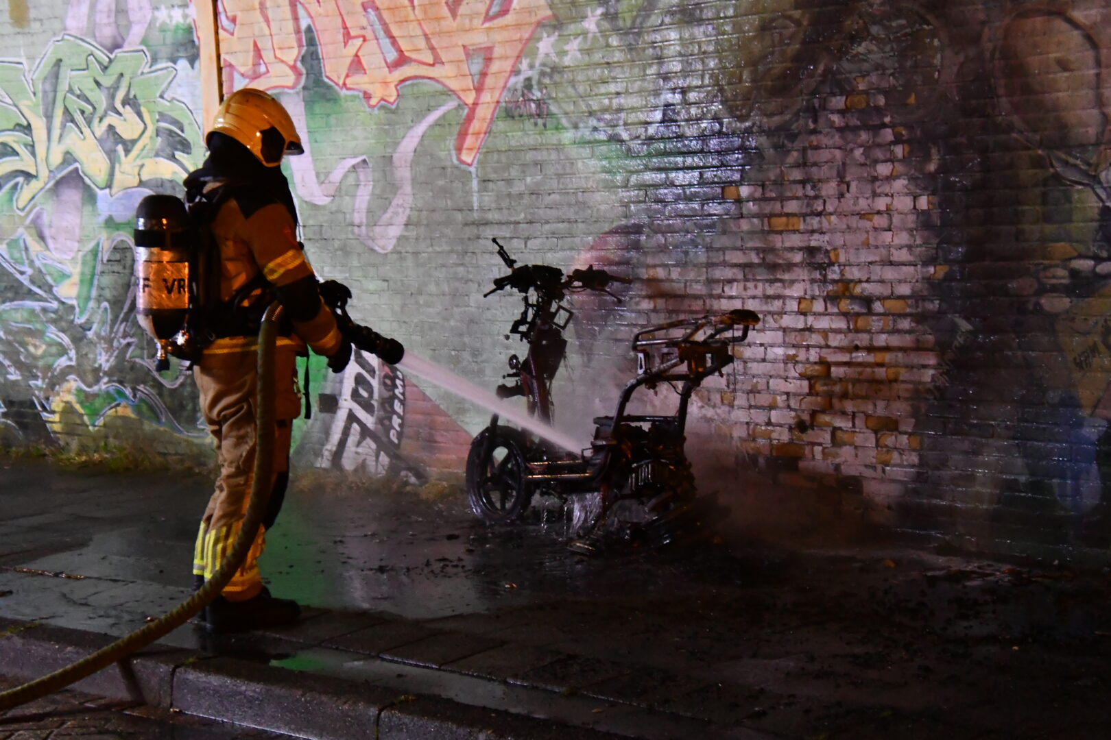 Deelscooter in brand bij KwikFit aan het Sixmaplein