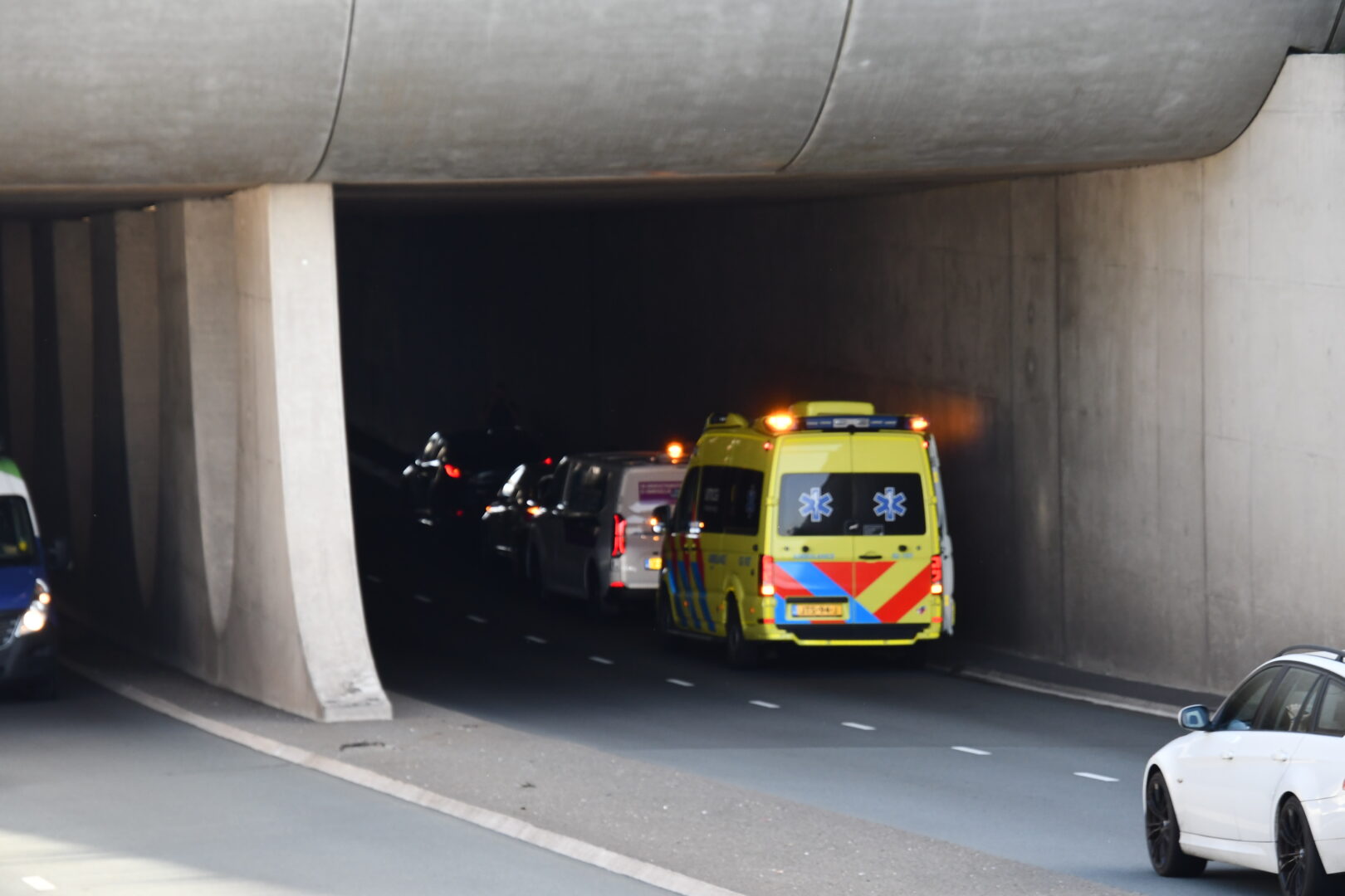 Twee auto’s komen in botsing in mc escher akwadukt