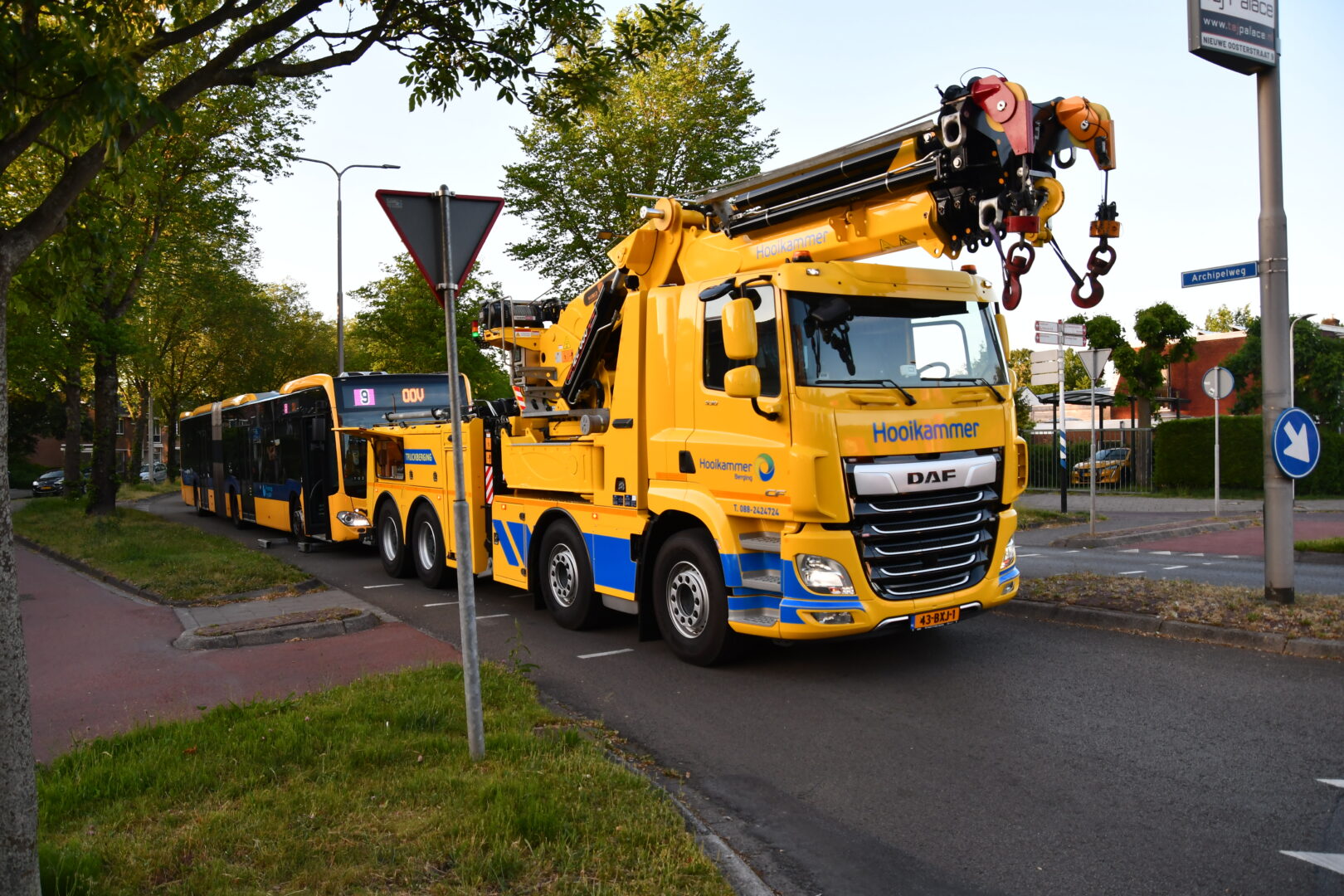 Archipelweg afgesloten door gestrande harmonicabus