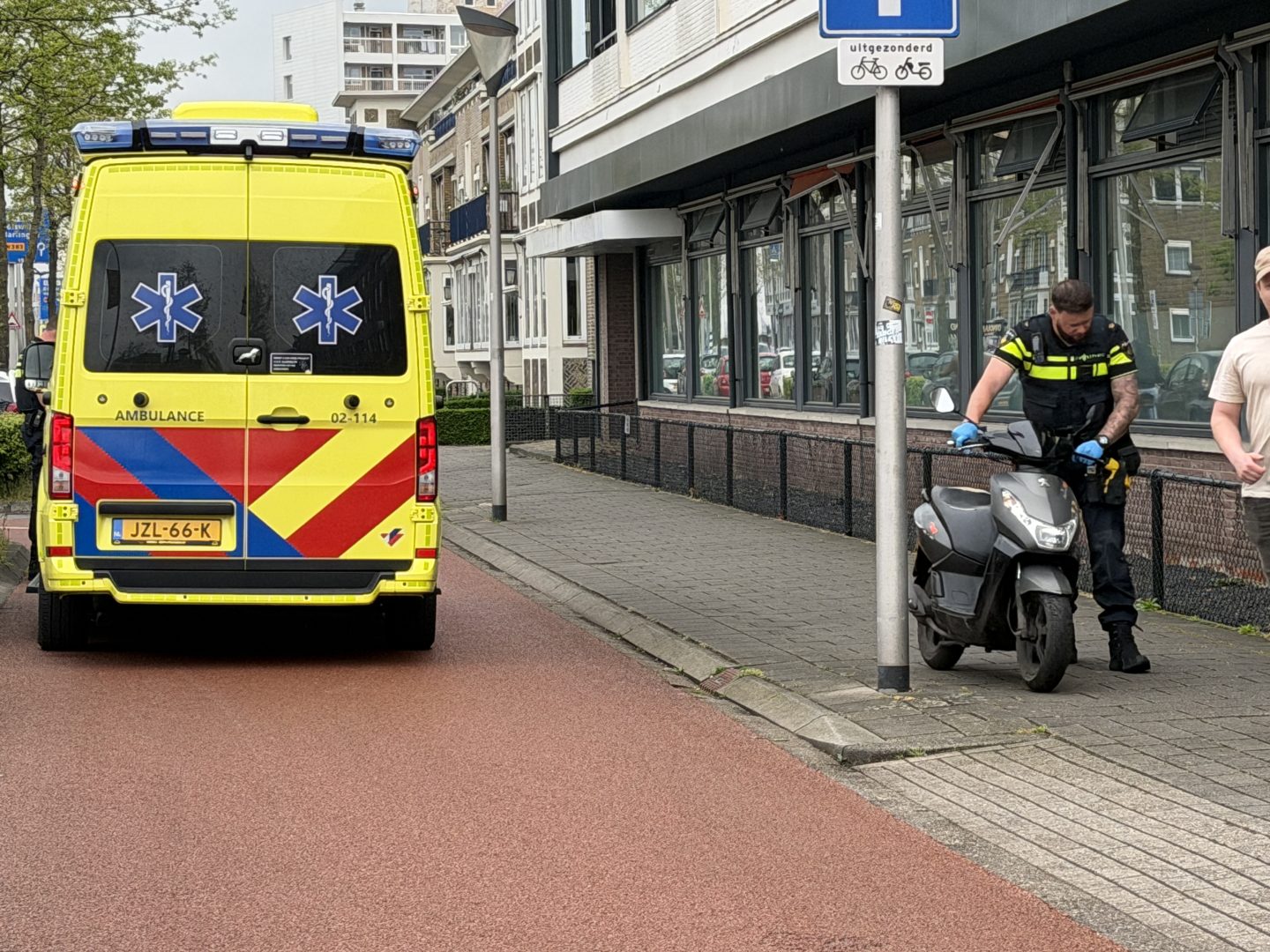 Scooterrijder gewond na val op nat wegdek