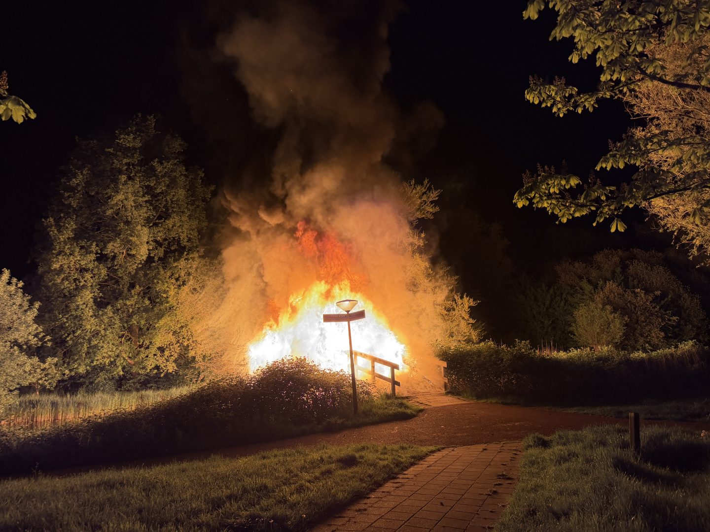 Houten brug deels ingestort na felle brand