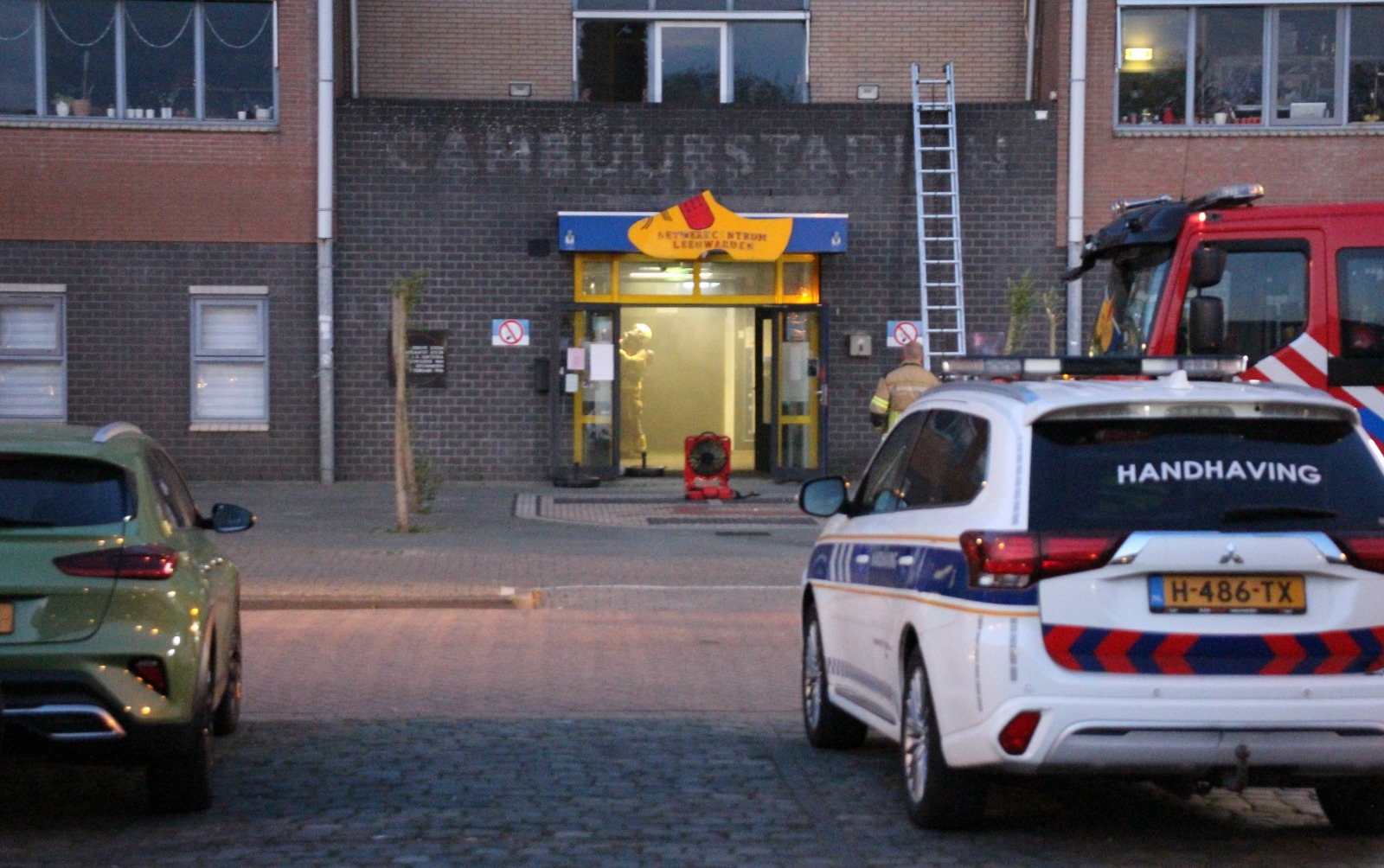 Rook in Jumbo en netwerkcentrum onder oude Cambuurtribune