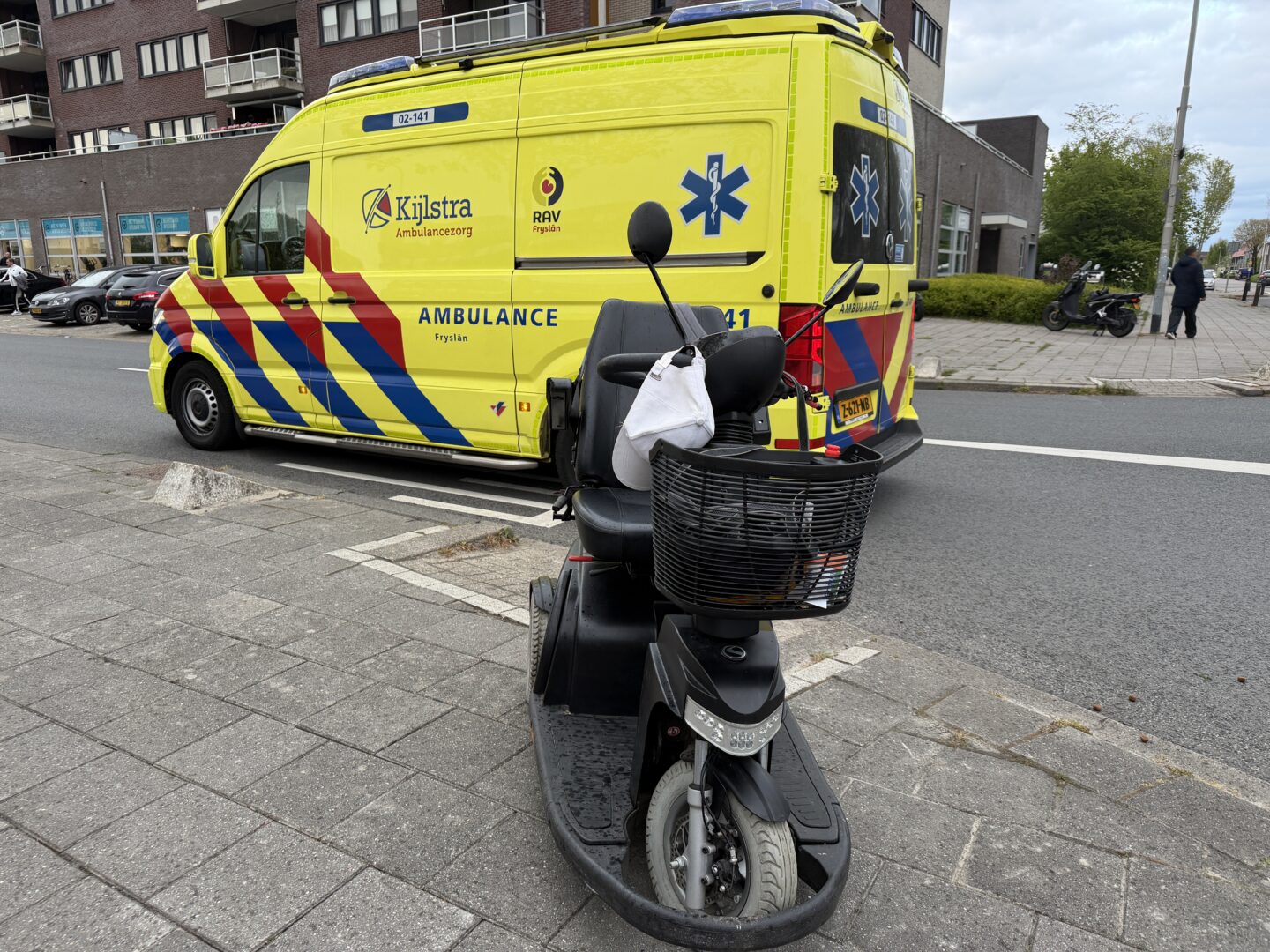 Scootmobielbestuurder gewond na botsing met auto