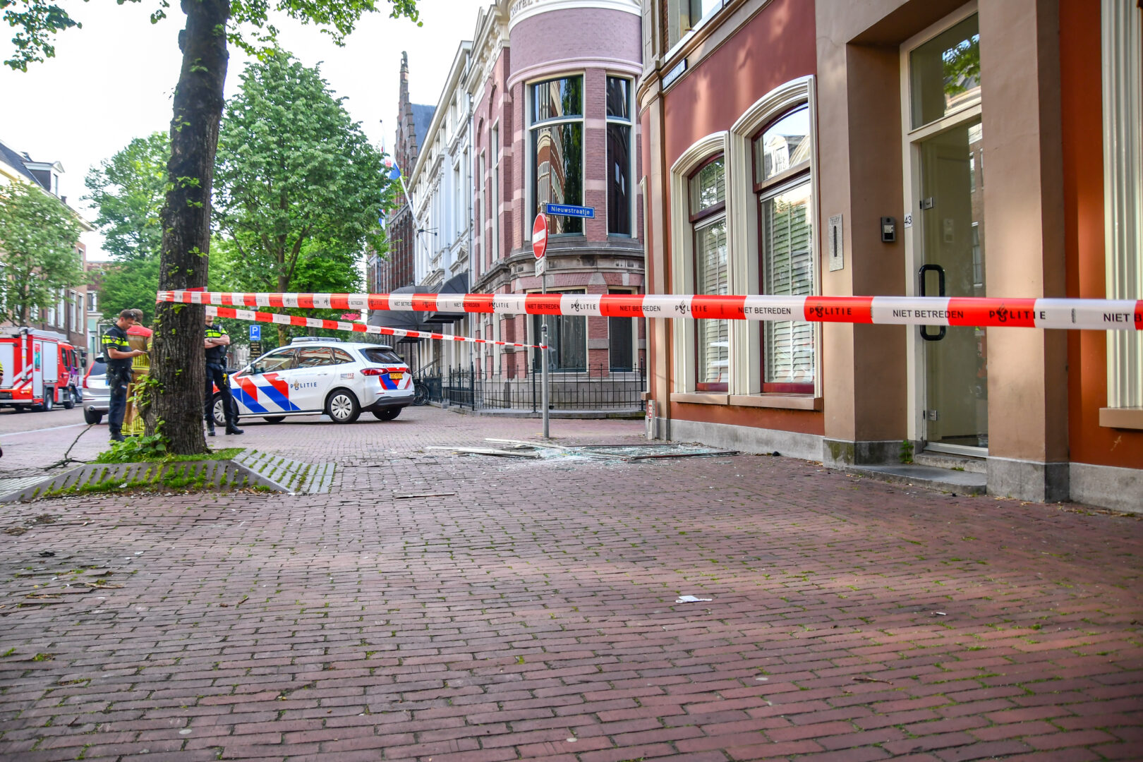 Raam van woning valt op straat
