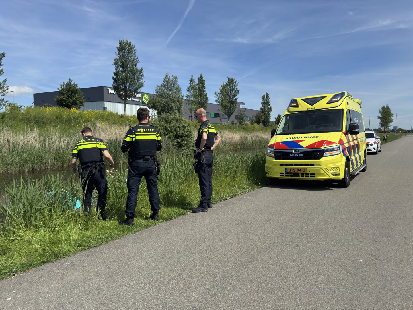 Driewiel fiets te water op de Boksumerdyk, man gewond