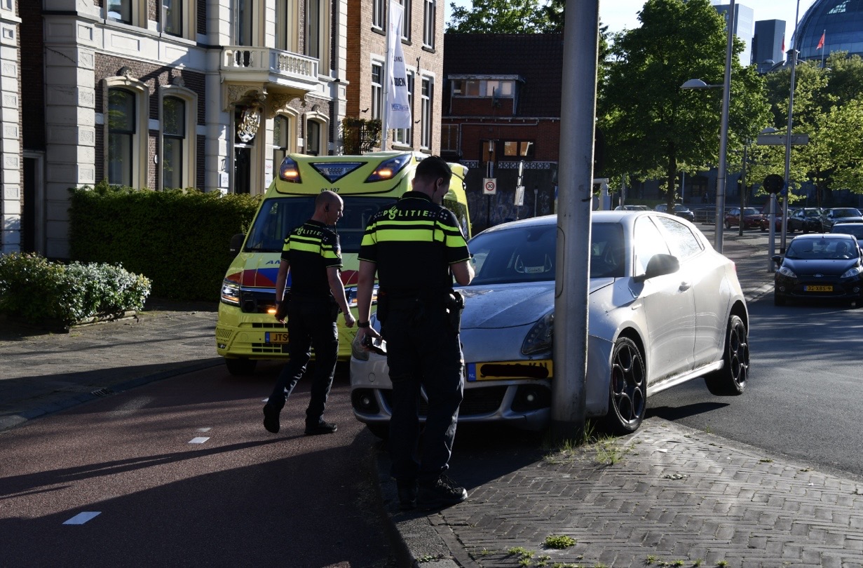 Automobilist mist bocht en komt tegen lantaarnpaal tot stilstand