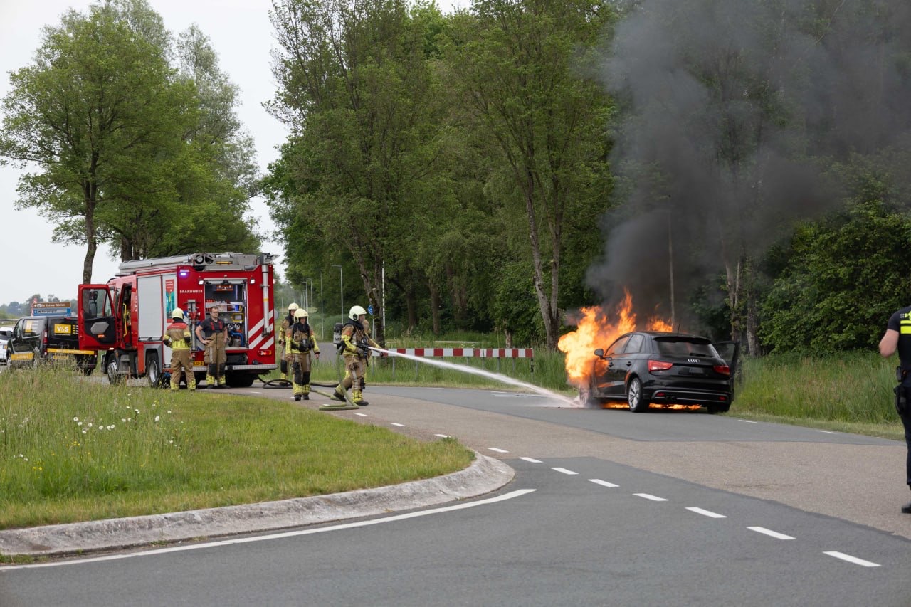 Motorcompartiment van auto in lichterlaaie
