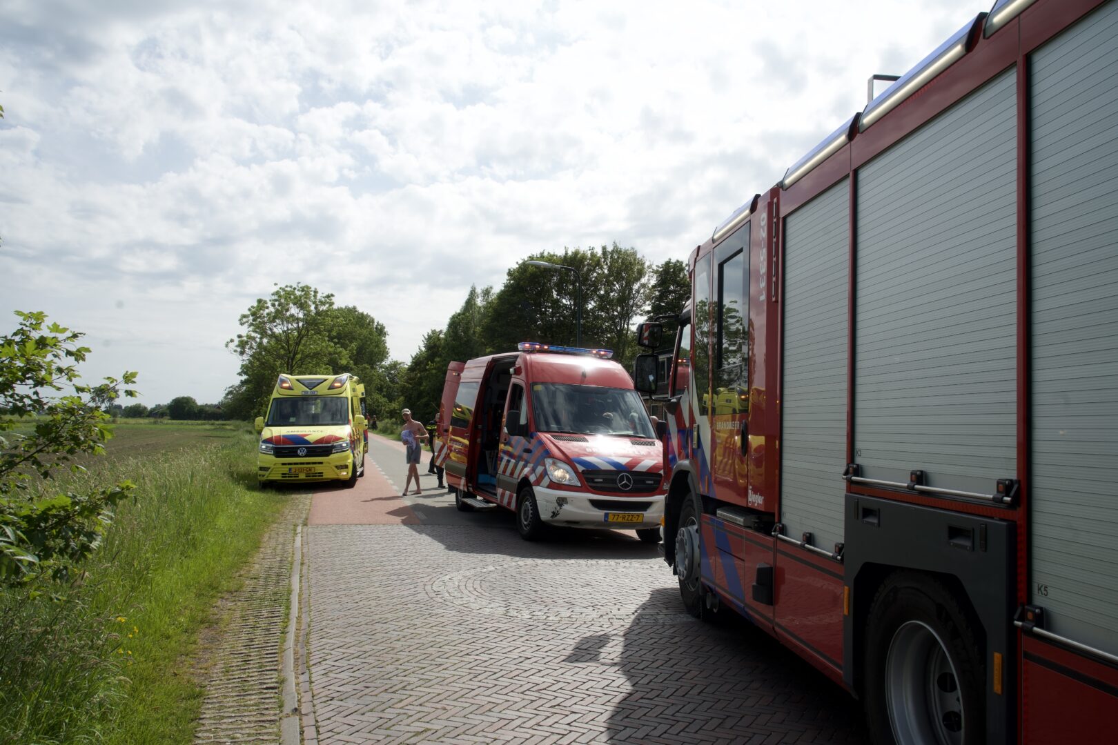 Oudere vrouw met driewielfiets te water in Wyns