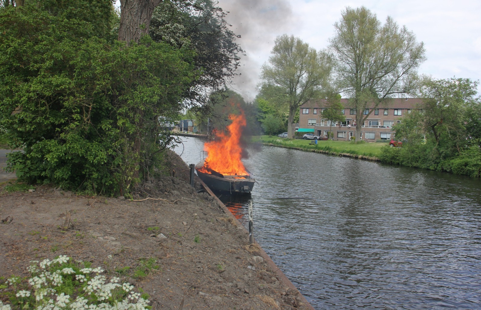 Bootje in lichterlaaie in Dokkumer Ee