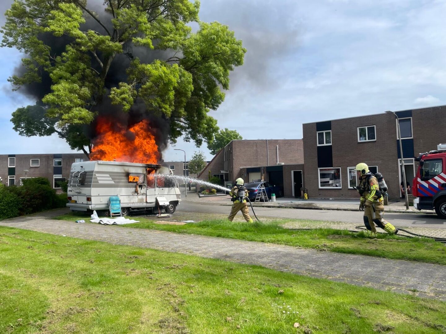 Camper in lichterlaaie in woonwijk