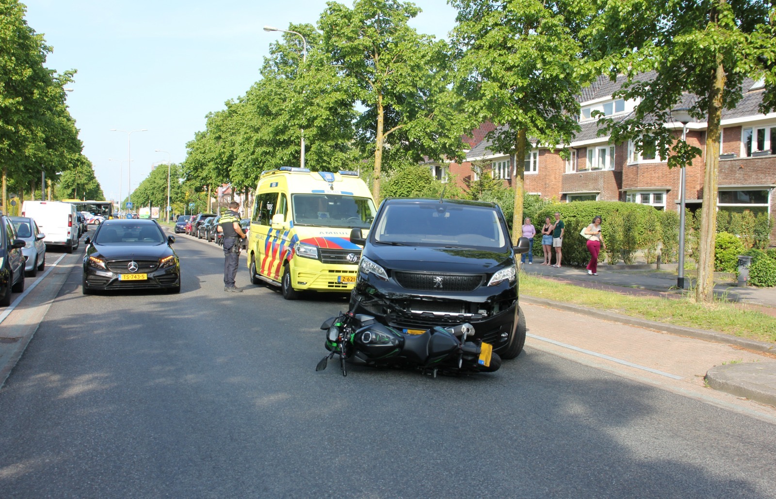 Motor en bestelbus in botsing bij verlaten parkeervak
