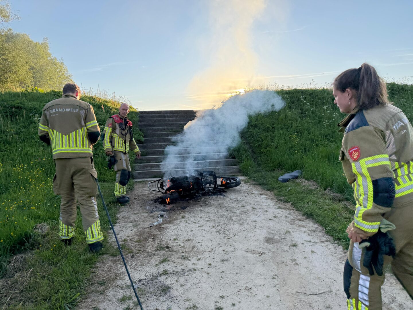 Scooter in brand gestoken bij de grafmonument