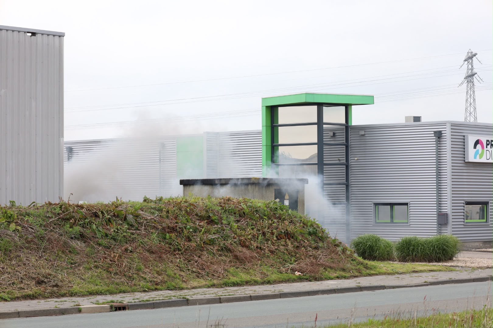 Transformatorhuisje in brand op industrieterrein