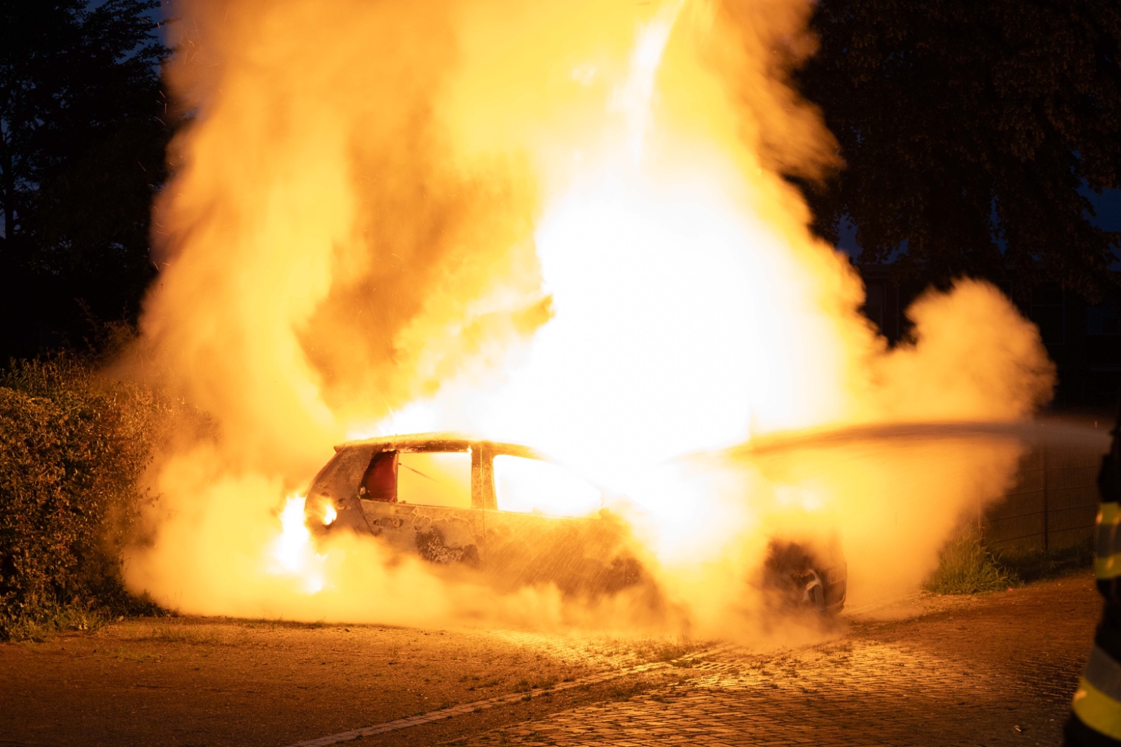 Auto volledig verwoest door brand