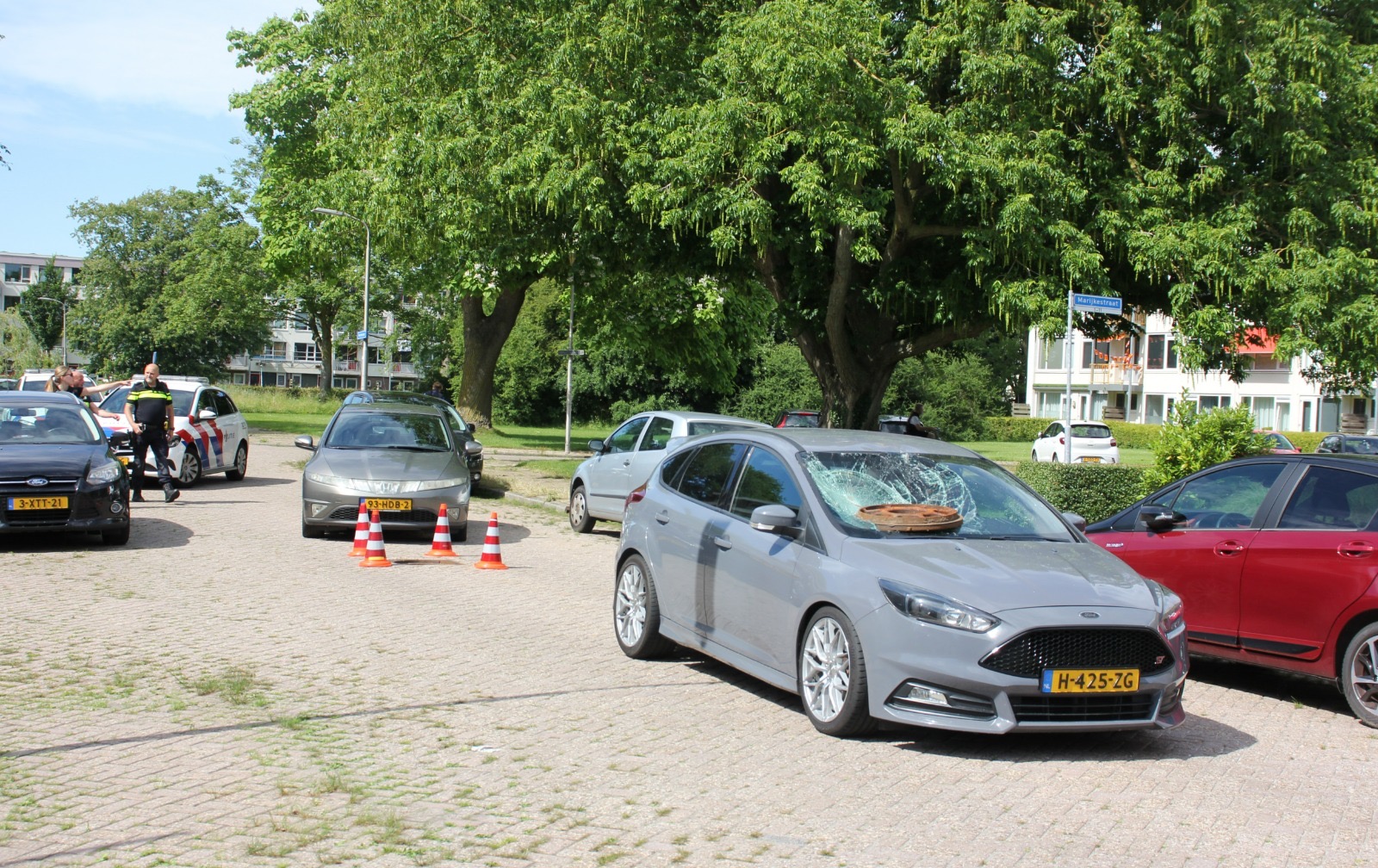 Putdeksel belandt op rijdende auto door explosie in riool