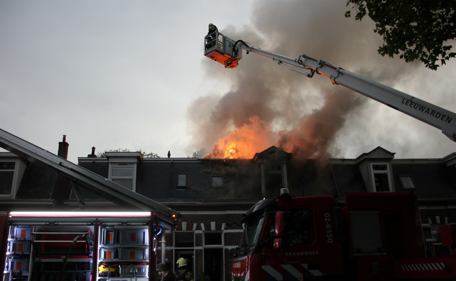 Felle uitslaande brand verwoest woning; hond overleden