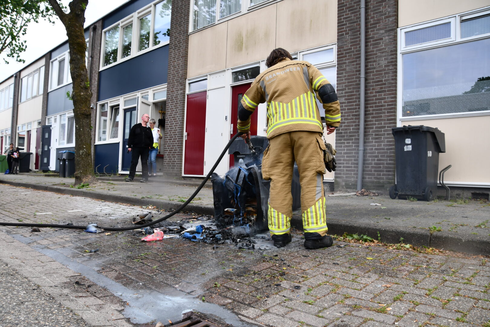 Kliko in brand gestoken bij woning