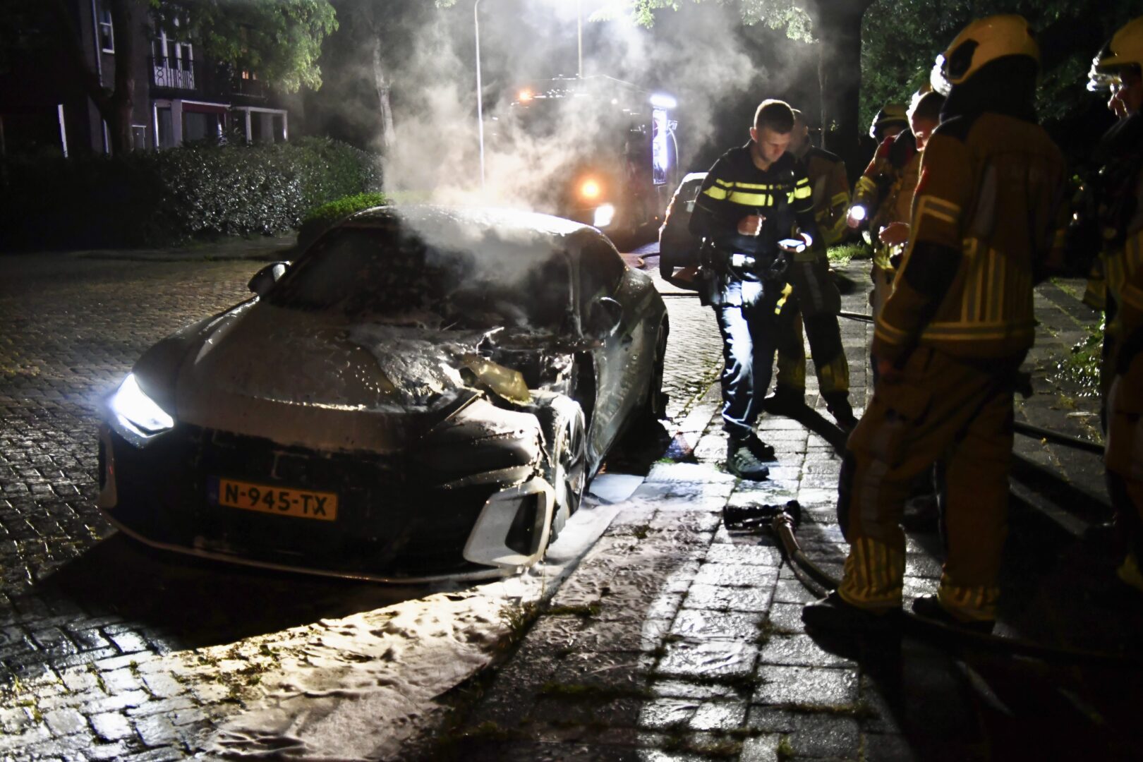 Elektrische Audi zwaar beschadigd bij brand