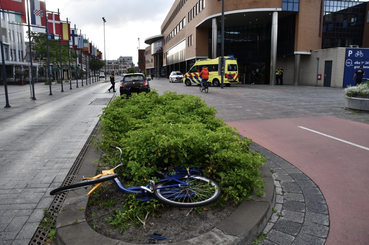 Fietser lichtgewond na aanrijding op beruchte oversteek