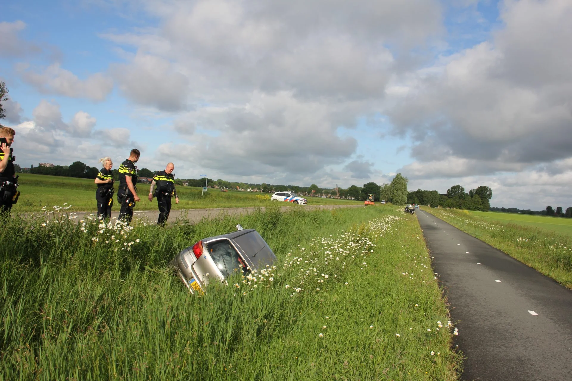 Auto in greppel Lekkum; bestuurder verdwenen