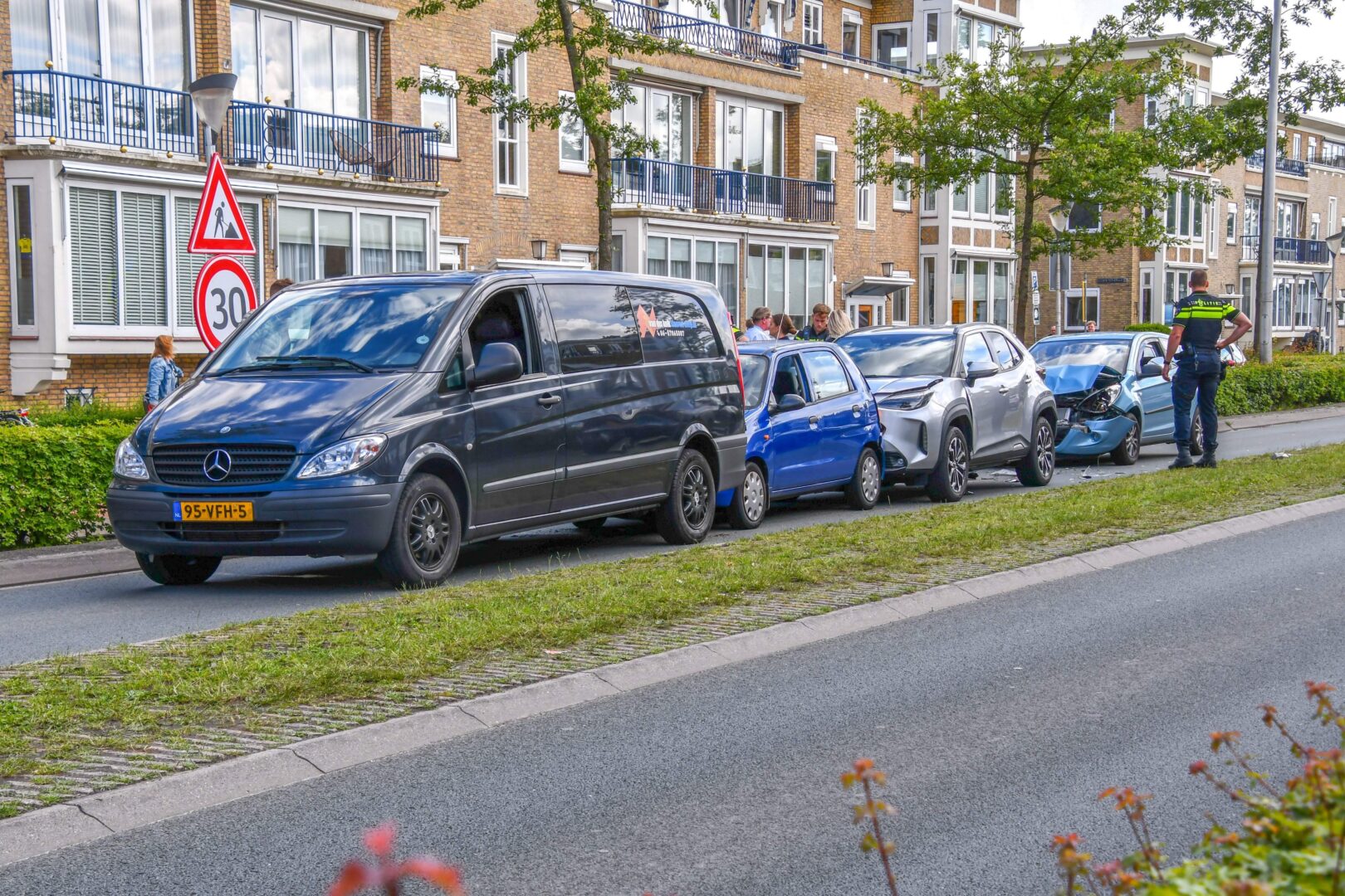 Vier voertuigen betrokken bij kettingbotsing op Heliconweg, geen gewonden