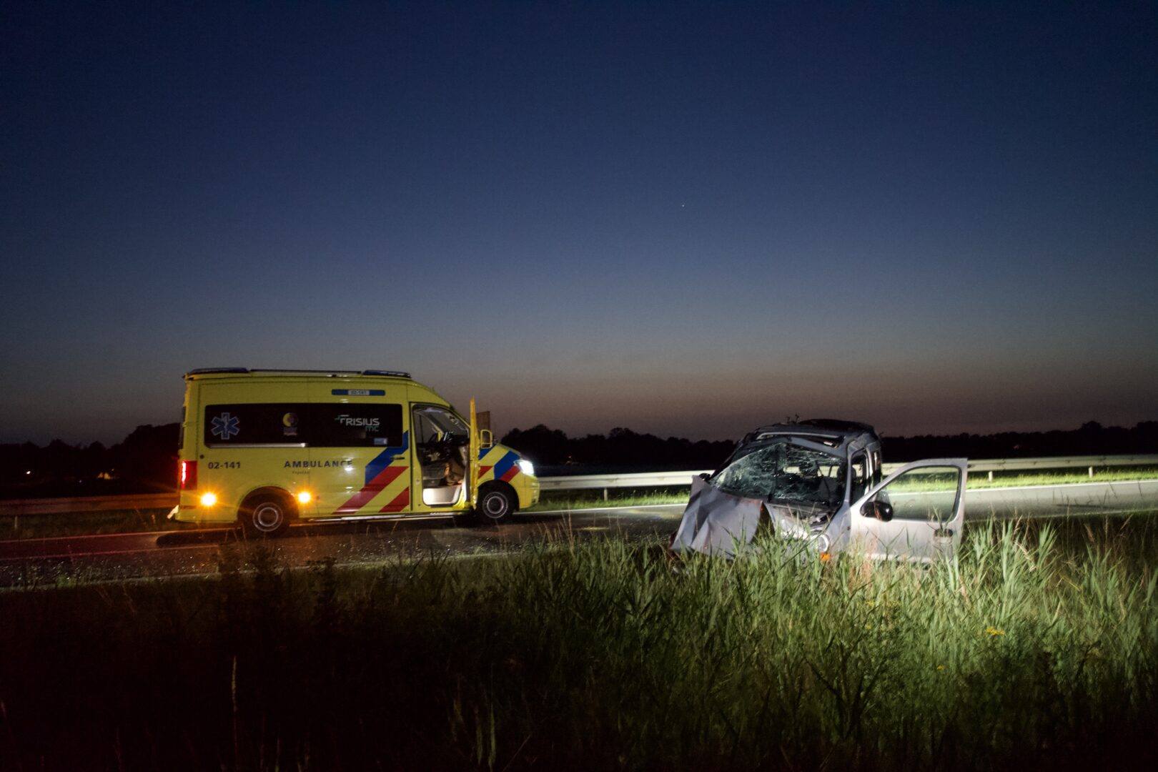 Auto slaat meerdere keren over de kop op de N355 bij Ryptsjerk, jongeman (24) ernstig gewond.