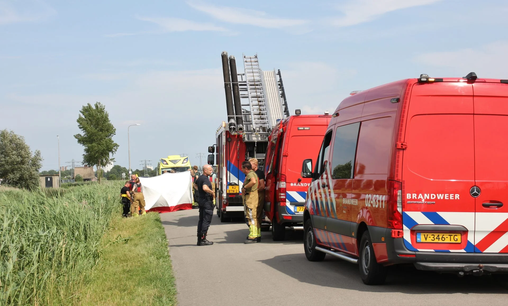 Brandweer red man op driewieler uit water