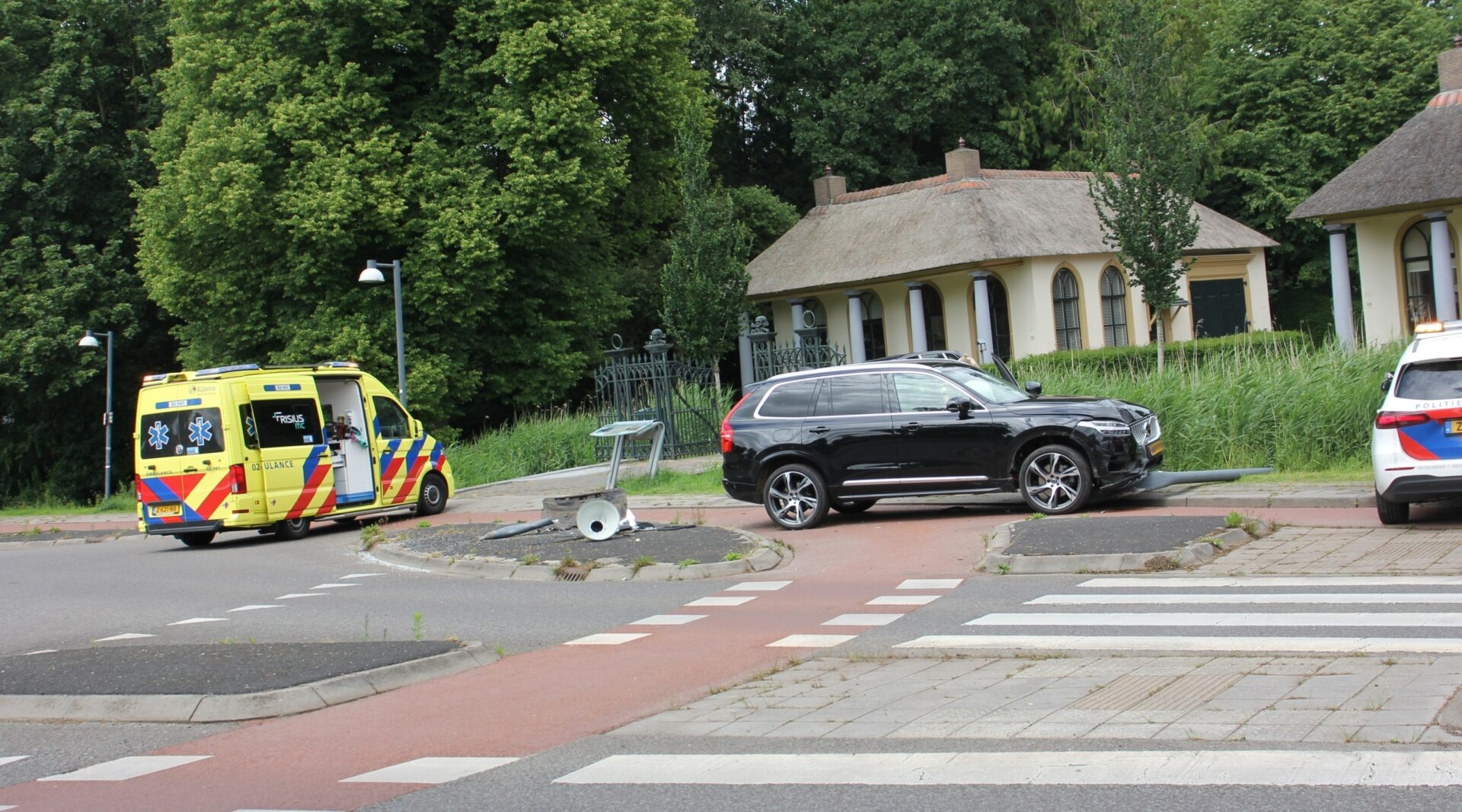 Automobilist botst op lantaarnpaal bij rotonde