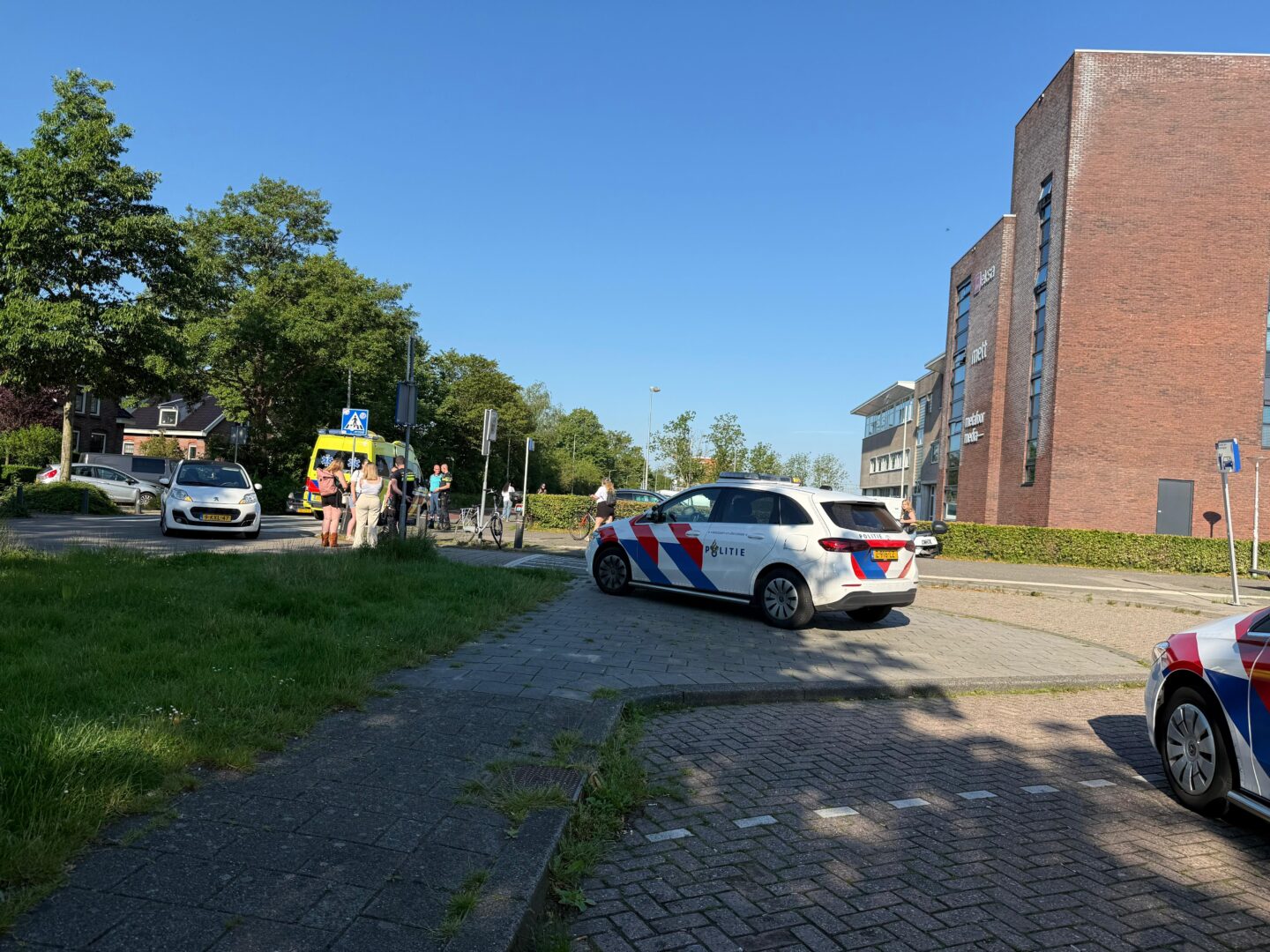 Fietsster gewond na botsing met auto achter station