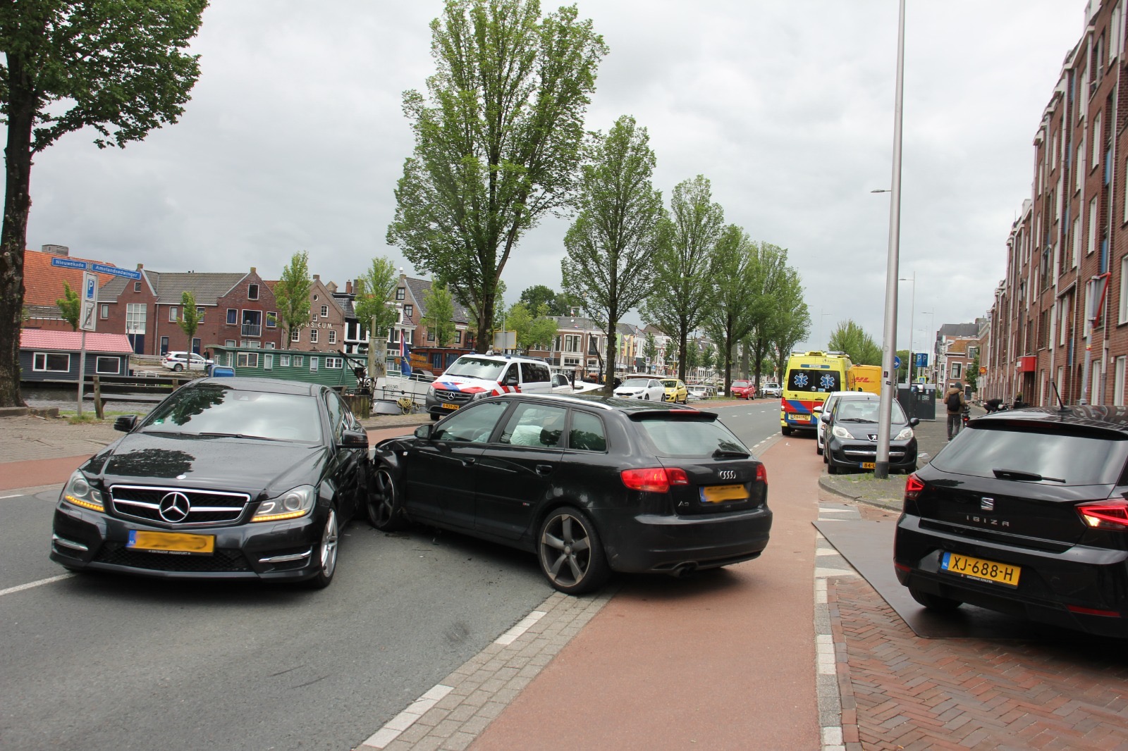Veel schade en wegafsluiting na botsing