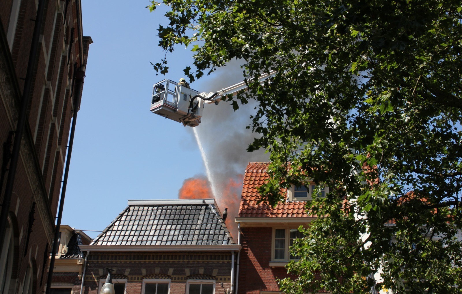 Zeer grote uitslaande brand op dak centrum