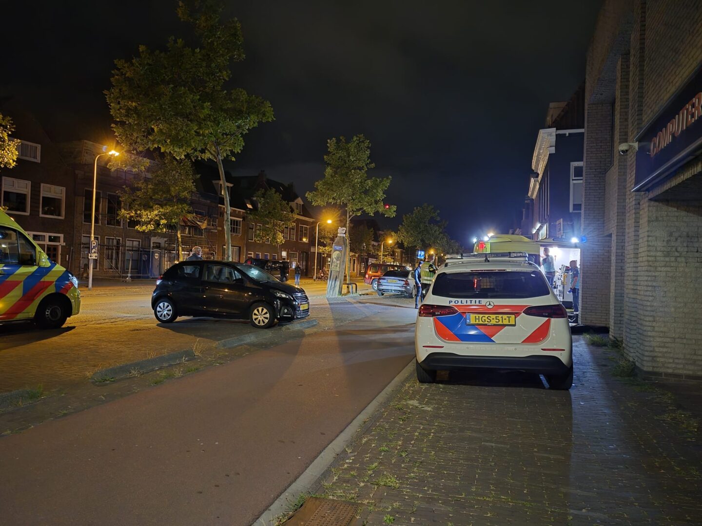 Persoon ernstig gewond bij steekincident, politie doet inval in woning